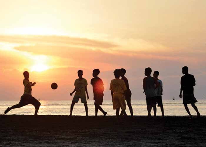 bermain bola di pantai