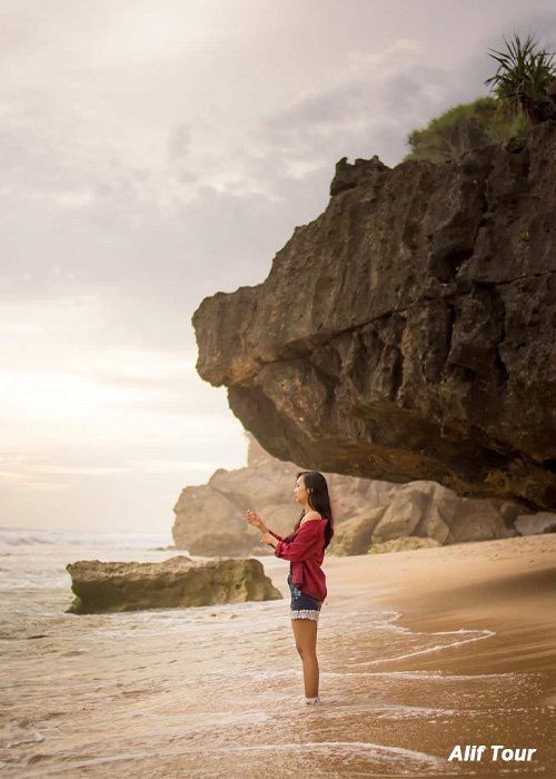 keindahan pantai watu lawang